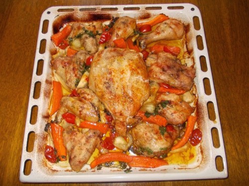 Tepsis csirke, ízletes zöldségekkel 